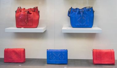 Paris'te bir mağazada kadın çantaları.