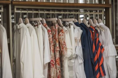 Elbise askıları Paris'te bir dükkanda üzerinde.