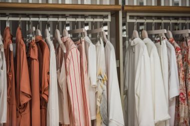 Elbise askıları Paris'te bir dükkanda üzerinde.