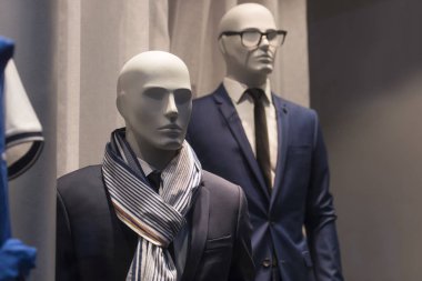 Erkekler takım elbiseli bir mağaza Paris'te.