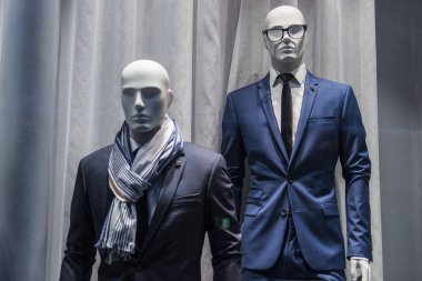 Erkekler takım elbiseli bir mağaza Paris'te.