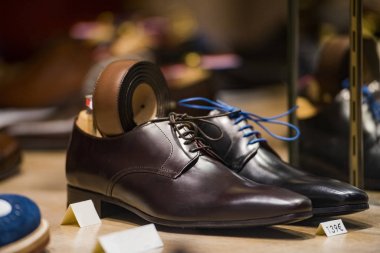 Erkek ayakkabıları bir lüks mağaza Paris'te.