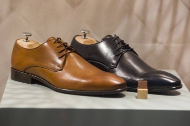 Erkek ayakkabıları bir lüks mağaza Paris'te.