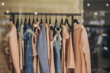 Paris'te bir butik mağaza moda giysiler