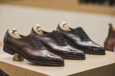 Erkek ayakkabıları bir lüks mağaza Paris'te.