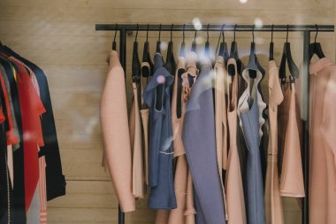 Paris'te bir butik mağaza moda giysiler
