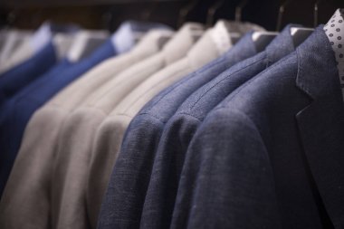 Erkekler takım elbiseli bir mağaza Paris'te