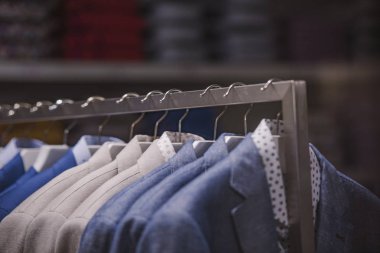 Erkekler takım elbiseli bir mağaza Paris'te