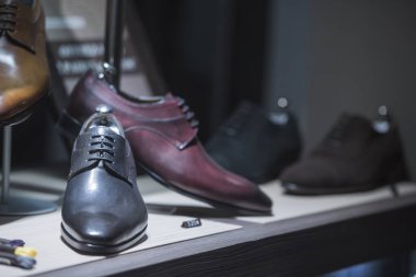 Erkek ayakkabıları bir lüks mağaza Paris'te.