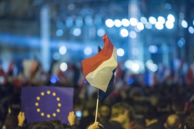 AB bayrakları ve bir gösteri Paris gösterilen Fransa bayrakları.