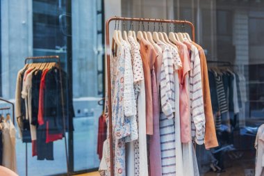 Paris'te bir butik mağaza moda giysiler