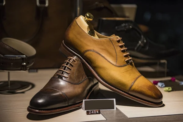 Erkek ayakkabıları bir lüks mağaza Paris'te.