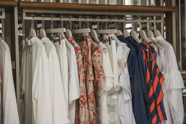 Elbise askıları Paris'te bir dükkanda üzerinde.