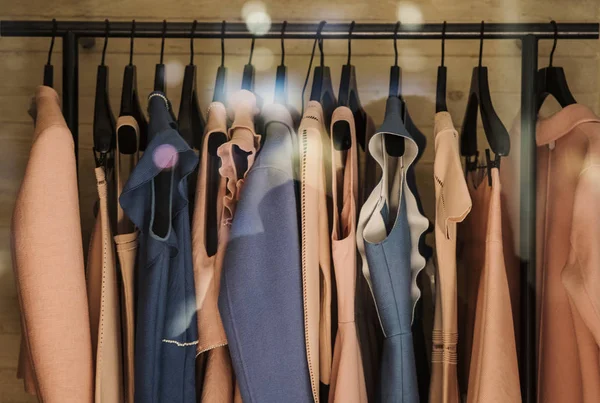 Paris'te bir butik mağaza moda giysiler