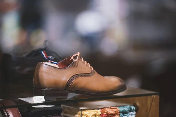 Мужчина Модная Обувь Магазине Париже — стоковое фото