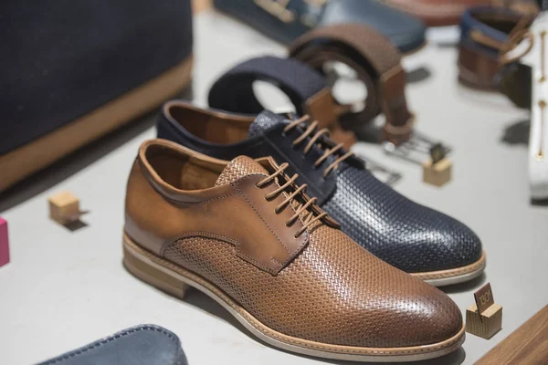 Мужская Обувь Парижском Магазине — стоковое фото