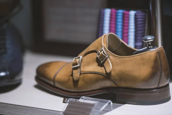Erkek Ayakkabıları Bir Lüks Mağaza Paris — Stok fotoğraf