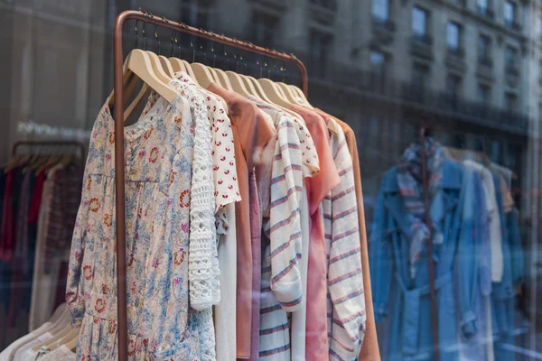 Modne Ubrania Sklepie Boutique Paryżu — Zdjęcie stockowe
