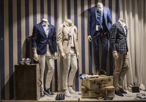 Příležitostné muži oblečení v obchodě v Paříži — Stock fotografie