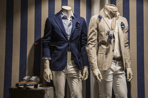 Příležitostné Muži Oblečení Obchodě Paříži — Stock fotografie