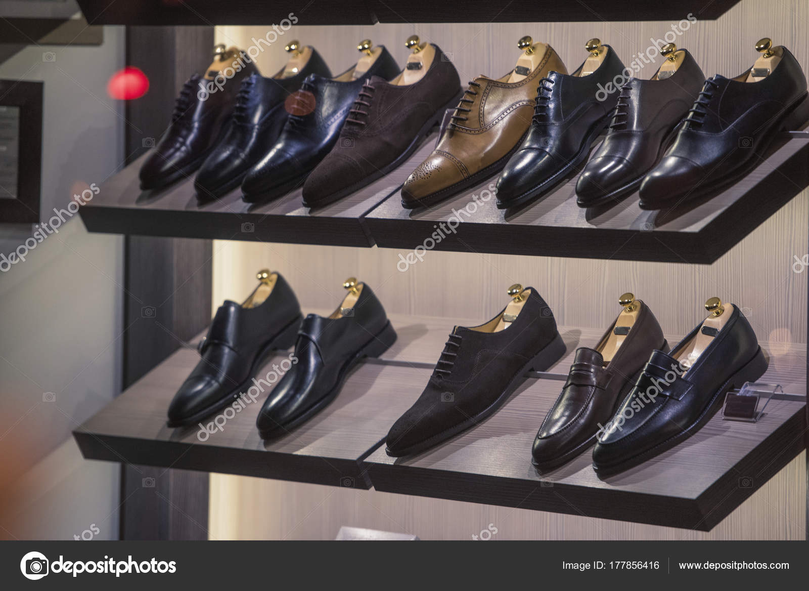 Man Luxe Schoenen Een Winkel Parijs stockfoto rechtenvrije foto