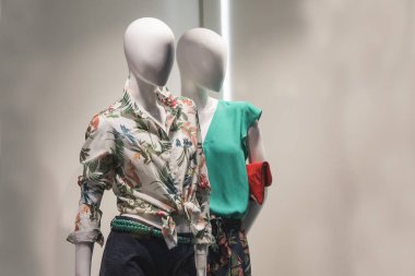 Paris'te bir mağaza vitrin mankenleri.