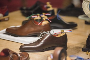 Erkek ayakkabıları bir mağaza Paris'te