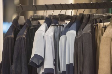 Giyim Dükkanı vitrin cam yansımaları Paris ile