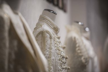 Paris'te bir mağaza vitrin mankenleri.