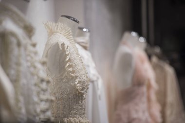 Paris'te bir mağaza vitrin mankenleri.