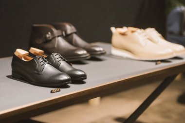 Erkek ayakkabıları Paris'te lüks dükkan