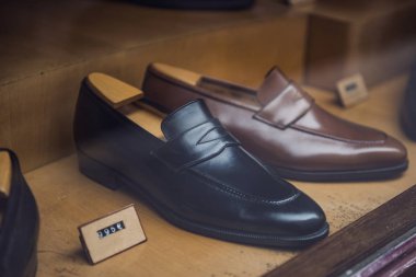 Paris'te bir mağaza şık erkek ayakkabı