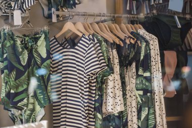 Paris'te bir mağaza rafları süslü giyim.