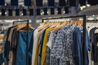 Zarif kadın giysileri Paris'te lüks mağaza.