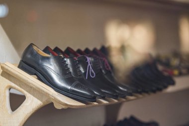 Paris'te bir mağaza şık erkek ayakkabı