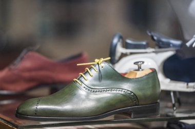 Paris'te bir mağaza şık erkek ayakkabı