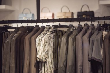 Paris'te bir mağaza rafları süslü giyim.