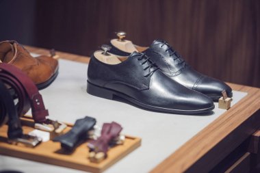 Paris'te bir mağaza şık erkek ayakkabı