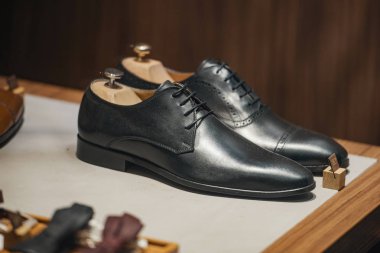 Paris'te bir mağaza şık erkek ayakkabı