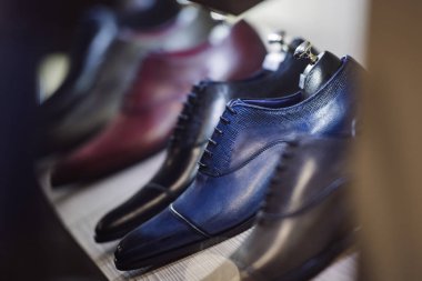 Paris'te bir mağaza şık erkek ayakkabı