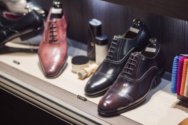 Paris'te bir mağaza şık erkek ayakkabı