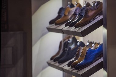 Paris'te bir mağaza şık erkek ayakkabı