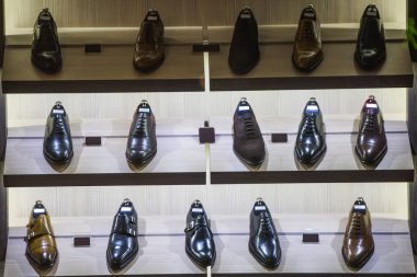 Paris'te bir mağaza şık erkek ayakkabı