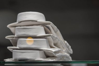 Bir mağaza Paris'te erkek gömlek