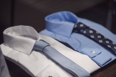 Bir mağaza Paris'te erkek gömlek