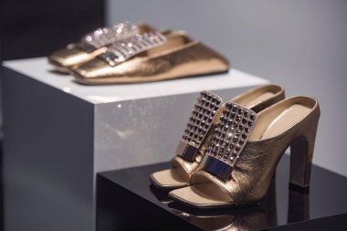 Paris'te bir gösteri durumda süslü ayakkabılar.