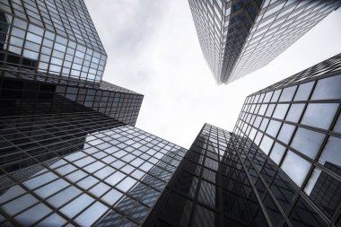 Kurumsal iş cam bina ve mavi gökyüzü