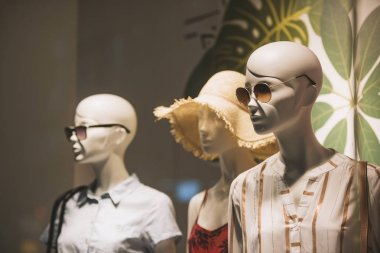 Paris bir vitrin giyim mağazasında mankenler