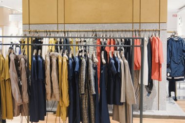 Paris'te bir mağazada kadın giyim