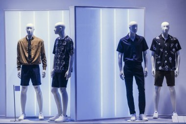 Yaz koleksiyonu giysileri bir mağaza Paris'te